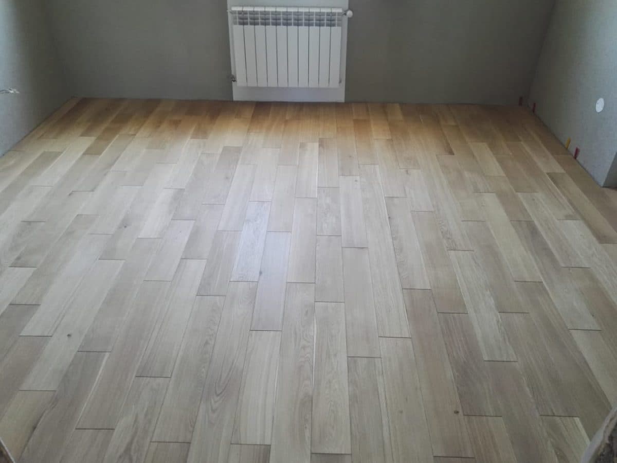 Пол из инженерной доски в жилой комнате