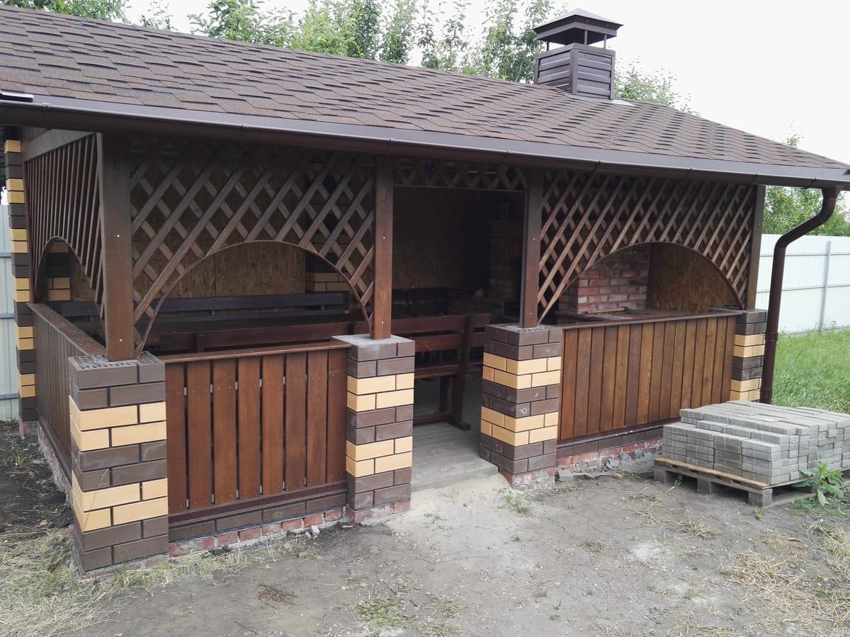 Беседка с мангалом, отделанная деревом